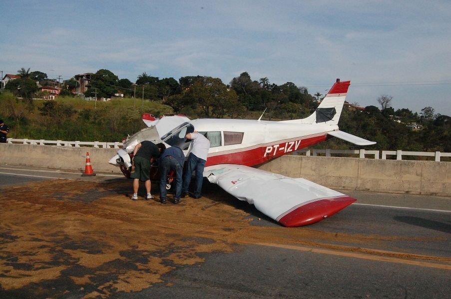 [Brasil] Avião de pequeno porte faz pouso forçado em rodovia em Mairiporã (SP) ?key=11fe087258b6fc0532a5ccfc924805c0&u=http%3A%2F%2Fimagem.band.com.br%2Fzoom%2Ff_251644