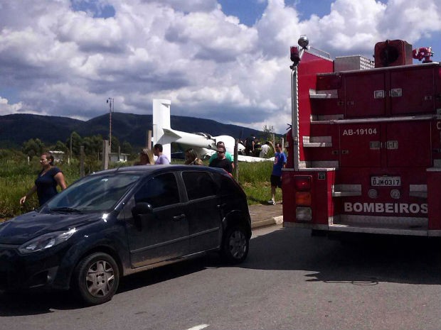 [Brasil] Avião de pequeno porte faz pouso forçado em Jundiaí Tem_vc_-_carlos_augusto_-_aviao
