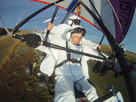 [Internacional] Putin se fantasia de pássaro em voo de paramotor na Rússia  12250274